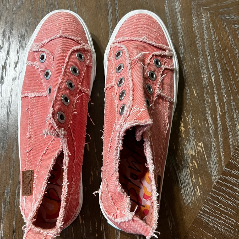 Brand new size 8 pinkish red Blowfish